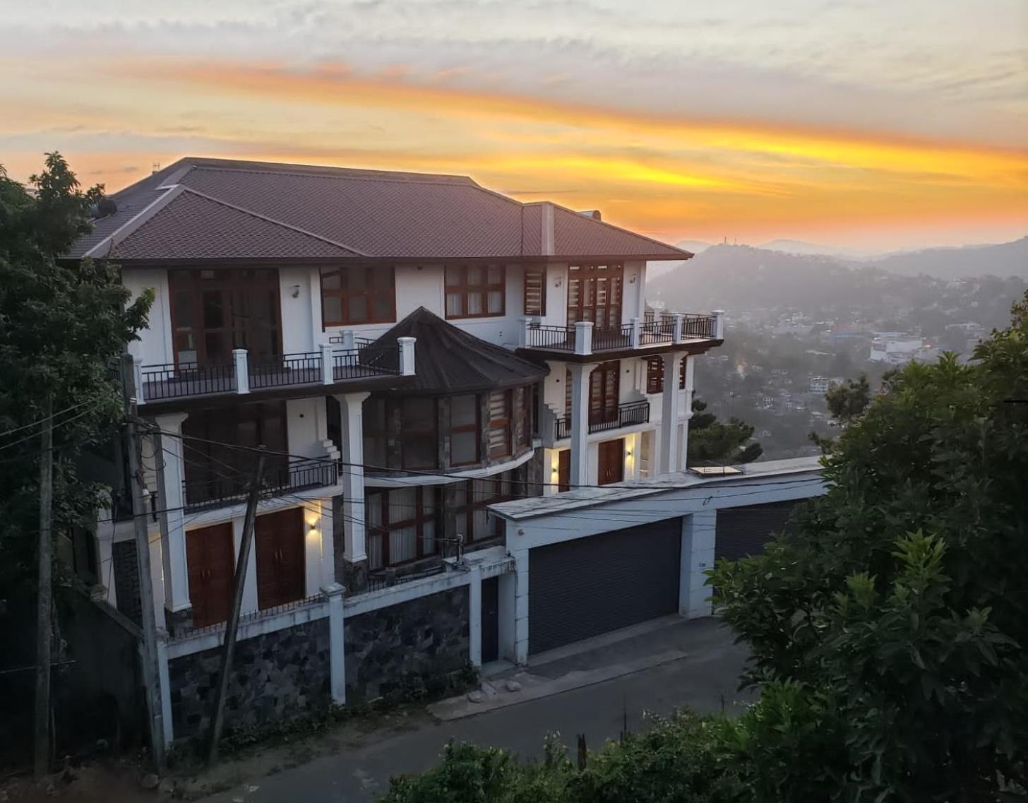 Golden King Residence - Free Pickup From Kandy Railway Station Exterior photo